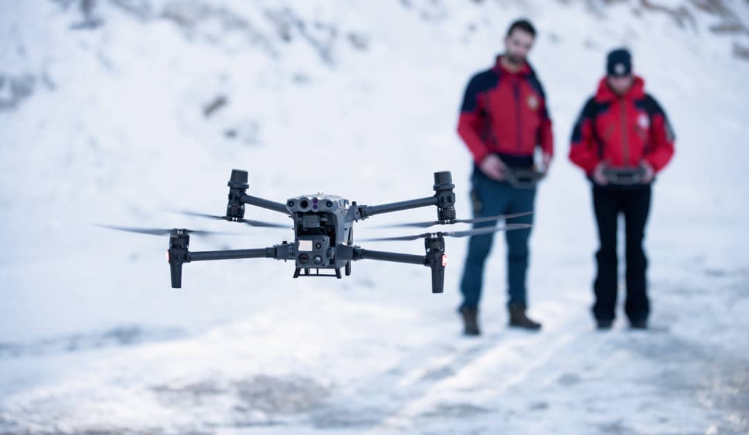 Dos hombres pilotando un dron enterprise