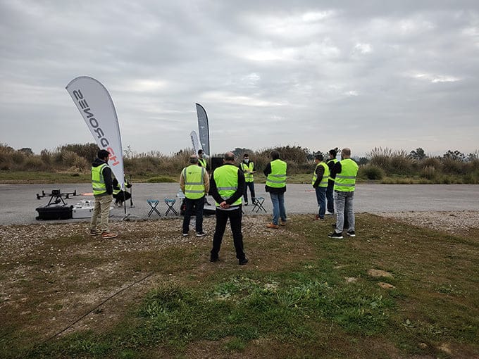 Gente recibiendo un curso de piloto de drones y recibiendo formación para manejar UAV