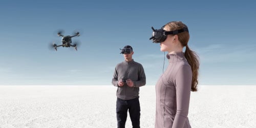 Dos personas manejando un