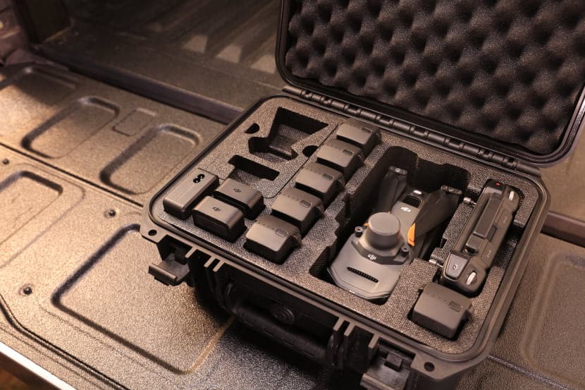 Caja en la que se puede observar una batería para drones con otros elementos de vital importancia para el propio funcionamiento del UAV